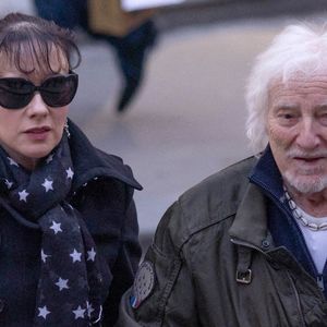 Hugues Aufray et sa femme Murielle lors de la messe en Hommage à Brigitte Bardot en l’église Saint-Roch à Paris, France, le 28 janvier 2025. © Julien Sarkissian/Bestimage