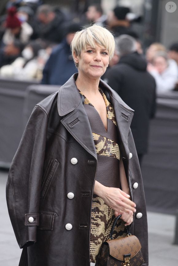 “J’ai arrêté d’aller en Italie pendant 10 ans parce que l’Italie c’était lui. [...] J’ai considéré qu’il m’avait abandonnée d’une certaine manière. Il m’a laissé finir ma vie sans lui, ce n’est pas juste. Je n’étais pas contente.” 

Marina Foïs - Arrivées au défilé Louis Vuitton prêt-à-porter automne-hiver 2023/2024 lors de la Fashion Week de Paris (PFW) le 6 mars 2023.

© Jonathan Rebboah / Panoramic / Bestimage