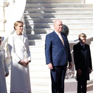La princesse Gabriella de Monaco, la princesse Charlène de Monaco, le prince Albert II de Monaco et le prince Jacques de Monaco lors d'une cérémonie de bienvenue pour la visite du pape Léon XIV le 28 mars 2026 à Monaco. Photo par Jean-Charles Vinaj/ABACAPRESS.COM