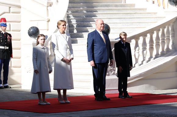 La princesse Gabriella de Monaco, la princesse Charlène de Monaco, le prince Albert II de Monaco et le prince Jacques de Monaco lors d'une cérémonie de bienvenue pour la visite du pape Léon XIV le 28 mars 2026 à Monaco. Photo par Jean-Charles Vinaj/ABACAPRESS.COM