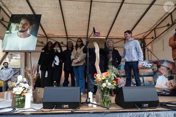 La famille de Naâman lors de l'hommage au chanteur, sur la place rebaptisée à son nom à Dieppe, le 23 février 2025.

Photo : Florian Savina / Bestimage