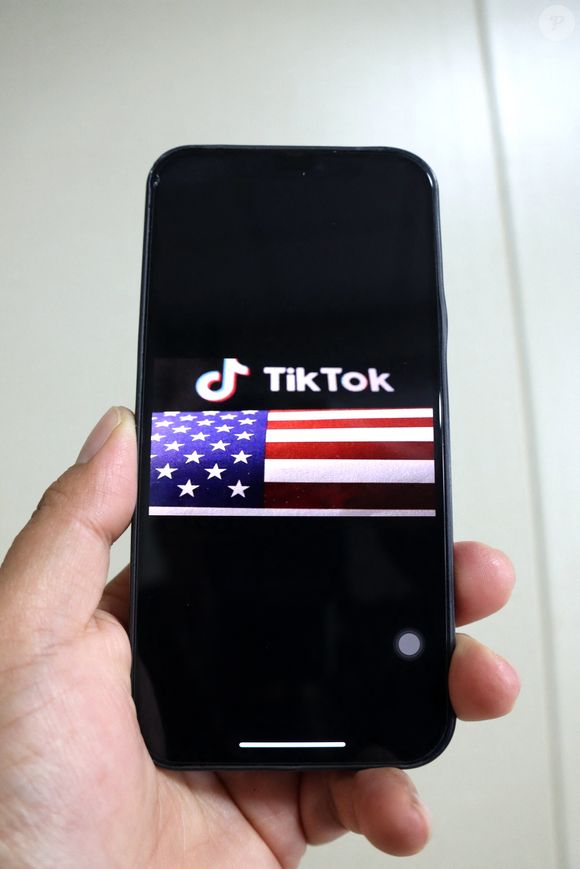 Le logo de TikTok est affiché sur un téléphone portable à Yichang, dans la province de Hubei, en Chine