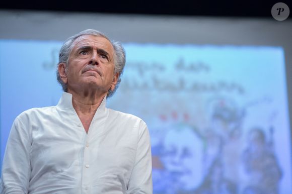 D'après lui, c'est parce que comme tous les insomniaques, il a du mal à lâcher prise. 

Bernard-Henri Levy participe à la rencontre SOS Ukraine - Solidarité avec les résistants de Kiev et le courageux président Volodymir Zelensky à l'initiative de Bernard-Henri Levy au Théâtre Antoine le 01 mars 2022 à Paris, France.