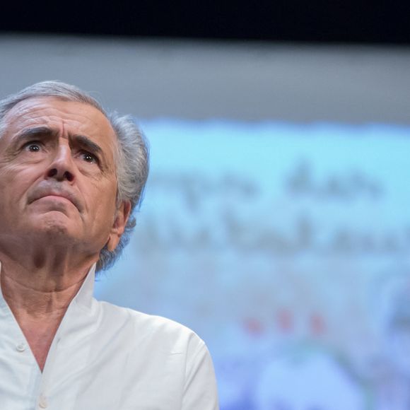 D'après lui, c'est parce que comme tous les insomniaques, il a du mal à lâcher prise. 

Bernard-Henri Levy participe à la rencontre SOS Ukraine - Solidarité avec les résistants de Kiev et le courageux président Volodymir Zelensky à l'initiative de Bernard-Henri Levy au Théâtre Antoine le 01 mars 2022 à Paris, France.