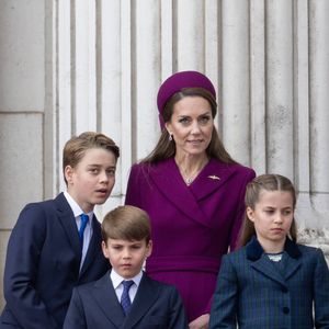 Kate Middleton, le Prince George, Louis et Charlotte lors de la célébration du 80ème anniversaire de la fin de la Seconde Guerre mondiale, à Londres, le 5 mai 2025.

Photo : Dana Press / Bestimage