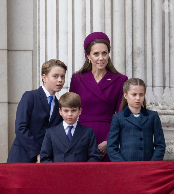 Kate Middleton, le Prince George, Louis et Charlotte lors de la célébration du 80ème anniversaire de la fin de la Seconde Guerre mondiale, à Londres, le 5 mai 2025.

Photo : Dana Press / Bestimage