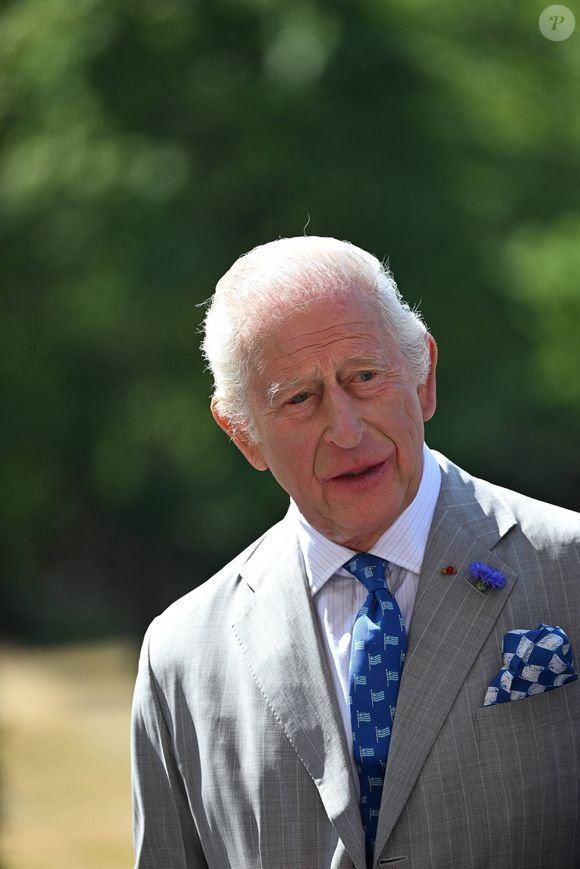 Déambulation d'Emmanuel Macron, président de la République Française, et de la Première dame Brigitte Macron, dans les jardins du château de Windsor avec le roi Charles III d'Angleterre et Camilla Parker Bowles, reine consort, le 9 juillet 2025. Au cours de cette promenade, le chef de l'Etat français et le souverain britannique ont abordé la protection de la biodiversité. Le couple présidentiel français est en visite officielle en Grande-Bretagne du 8 au 10 juillet 2025. 
© Jeanne Accorsini / Pool / Bestimage