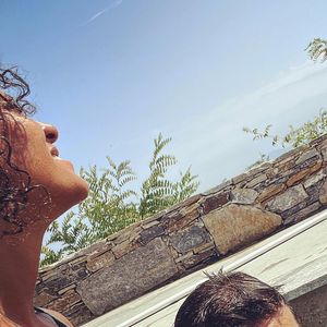 Sur les clichés, on découvre l'épouse de l'ancien sportif profiter de la grande piscine de la propriété grecque qu'ils ont occupée avec leurs amis.

Matthieu Lartot et sa femme Magalie@Instagram