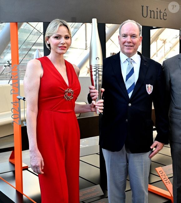 Le prince Albert II et la princesse Charlène de Monaco - Exposition "La Flamme Olympique au fil du temps" qui présente la collection de torches olympiques du prince Souverain, sous la verrière du Grimaldi Forum à Monaco, le 18 juillet 2024. © Bruno Bebert/Bestimage