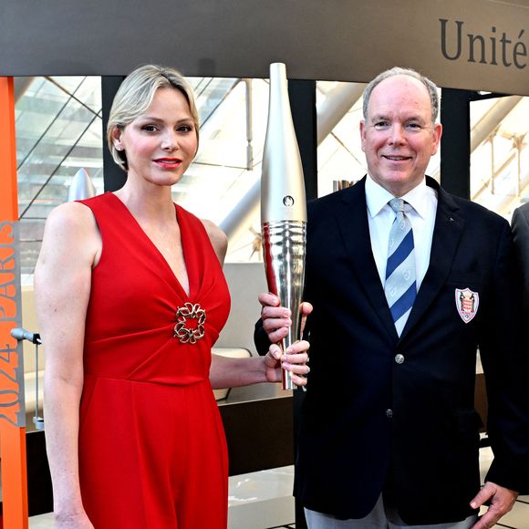 Le prince Albert II et la princesse Charlène de Monaco - Exposition "La Flamme Olympique au fil du temps" qui présente la collection de torches olympiques du prince Souverain, sous la verrière du Grimaldi Forum à Monaco, le 18 juillet 2024. © Bruno Bebert/Bestimage