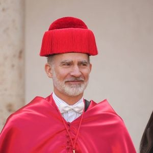 Elle est là dans chacun de ses moments importants et inversement. 

Le roi Felipe VI lors de sa cérémonie d'investiture en tant que docteur honoris causa (diplôme honorifique) par l'Université d'Alcala à Alcala de Henares, Espagne, le 27 février 2025. © David/Cordon Presss/Bestimage