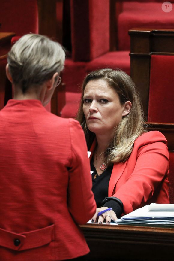 à savoir Olivia Grégoire

La Première ministre Elisabeth Borne et Olivia Gregoire, Ministre déléguée auprès du ministre de l'Economie, des Finances et de la Souveraineté industrielle et numérique, chargée des Petites et moyennes entreprises, du Commerce, de l'Artisanat et du Tourisme - Séance de questions au gouvernement à l'assemblée nationale, Paris, le 29 novembre 2022. © Stéphane Lemouton / Bestimage