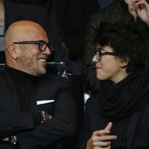 Pascal Obispo et son fils Sean lors du match Psg-Saint-Etienne Ligue 1 au Parc des Princes à Paris, le 25 octobre 2015. Agence/Bestimage