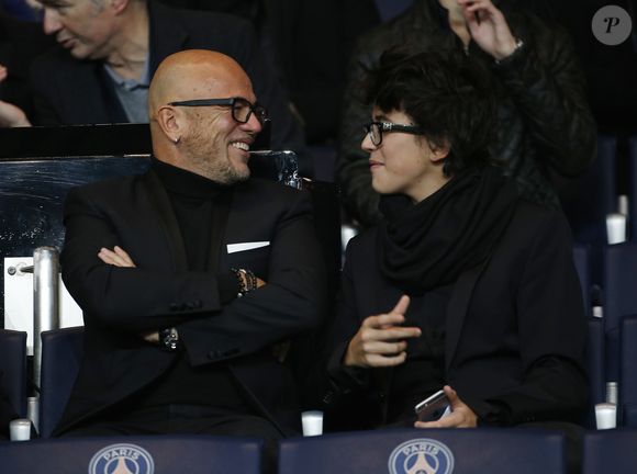 Pascal Obispo et son fils Sean lors du match Psg-Saint-Etienne Ligue 1 au Parc des Princes à Paris, le 25 octobre 2015. Agence/Bestimage