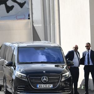 Arrivée sous très haute protection de Kim Kardashian à l'aéroport du Bourget la veille de son audition au procès de la rue tronchet des "Papys braqueurs" de Kim Kardashian à Paris le 12 mai 2025. @Agence / Bestimage