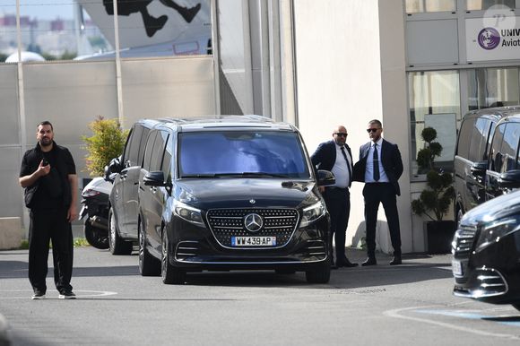 Arrivée sous très haute protection de Kim Kardashian à l'aéroport du Bourget la veille de son audition au procès de la rue tronchet des "Papys braqueurs" de Kim Kardashian à Paris le 12 mai 2025. @Agence / Bestimage