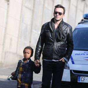 Mère de trois enfants, la comédienne est notamment maman de Surifel, 16 ans, actuellement en terminale.
Michaël Cohen, ex-mari de Emmanuelle Béart, et leur fils adoptif Surafel - Obsèques de Guy Béart dans le carré juif du cimetière de Garches. Le 21 septembre 2015. Photo par Bestimage