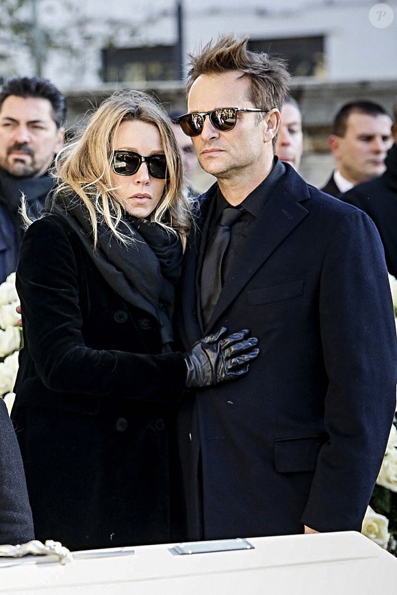 Elle a eu aussi une pensée pour Laura Smet, la fille de Nathalie Baye. 

Laura Smet et David Hallyday lors de la cérémonie des obsèques du chanteur français Johnny Hallyday à l'église de la Madeleine à Paris, France.  © Denis Allard/pool/Abacapress.com