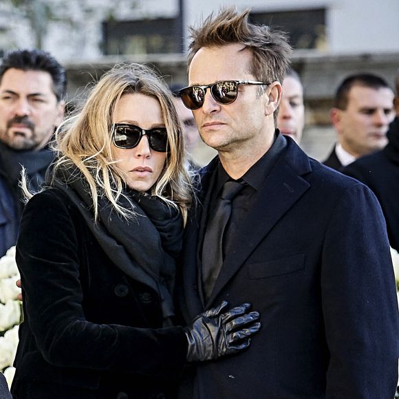 Elle a eu aussi une pensée pour Laura Smet, la fille de Nathalie Baye. 

Laura Smet et David Hallyday lors de la cérémonie des obsèques du chanteur français Johnny Hallyday à l'église de la Madeleine à Paris, France.  © Denis Allard/pool/Abacapress.com