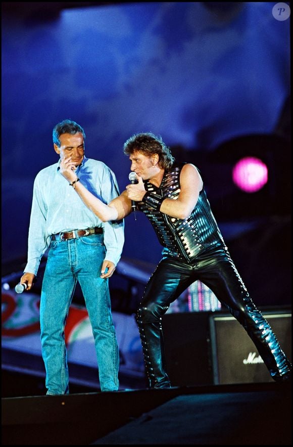 Archives - Johnny Hallyday sur scène en duo avec Michel Sardou au Parc des princes en 1993