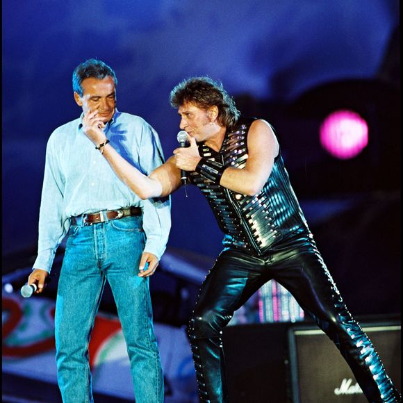 Archives - Johnny Hallyday sur scène en duo avec Michel Sardou au Parc des princes en 1993
