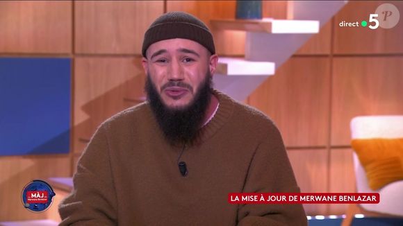 Le look de Merwane Benlazar, ainsi que certains de ses anciens messages publiés sur les réseaux sociaux ont été fortement critiqués

Merwane Benlazar lors de son passage sur le plateau de C à vous le vendredi 31 janvier 2025 sur France 5.
Crédit : C à vous/France 5