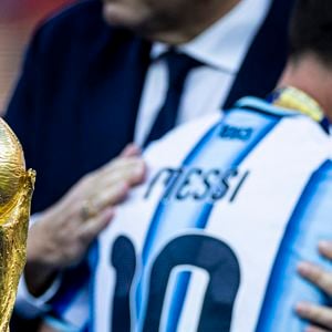 Lionel Messi reçoit sa médaille lors de la cérémonie de remise des récompenses organisée après la finale de la Coupe du Monde de la FIFA 2026 entre l'Argentine et l'Espagne au New York New Jersey Stadium, à East Rutherford (New Jersey), le 19 juillet 2026, aux États-Unis.