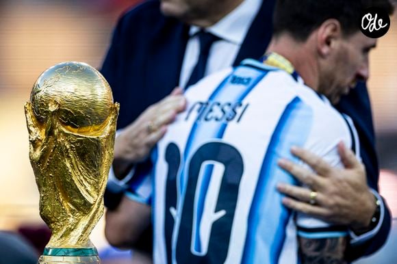 Lionel Messi reçoit sa médaille lors de la cérémonie de remise des récompenses organisée après la finale de la Coupe du Monde de la FIFA 2026 entre l'Argentine et l'Espagne au New York New Jersey Stadium, à East Rutherford (New Jersey), le 19 juillet 2026, aux États-Unis.