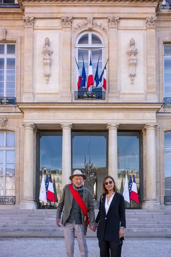 Edgar Morin et son épouse Sabah Abouessalam après la cérémonie au cours de laquelle Edgar Morin a reçu la Grande Croix de la Légion d'Honneur et a célébré son 103e anniversaire, au Palais de l'Elysée, à Paris, France, le 8 juillet 2024. 

Photo par Balkis Press/ABACAPRESS.COM