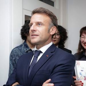 Le président Emmanuel Macron, Laurence Auzière lors du vernissage de l'exposition de Danhôo à la galerie A2Z Art Gallery à Paris le 29 avril 2025.

© Jack Tribeca / Bestimage