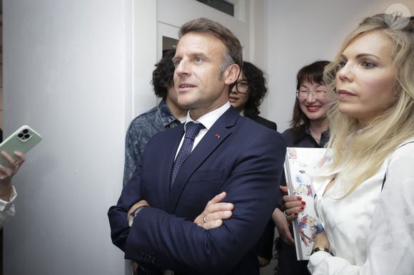 Le président Emmanuel Macron, Laurence Auzière lors du vernissage de l'exposition de Danhôo à la galerie A2Z Art Gallery à Paris le 29 avril 2025.

© Jack Tribeca / Bestimage