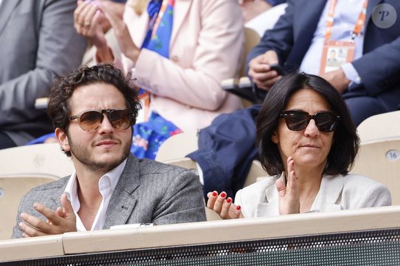 Florence Foresti et Alexandre Kominek dans les tribunes lors des Internationaux de France de Tennis de Roland Garros 2022, le 29 mai 2022. 

Photo : Cyril Moreau / Bestimage