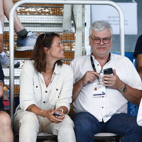 Laure Manaudou et son père Jean-Luc Manaudou assistent dans les tribunes aux championnats de France Élites en grand bassin de natation à Rennes, France, le 15 juin 2023. © Mickael Chavet/Zuma Press/Bestimage