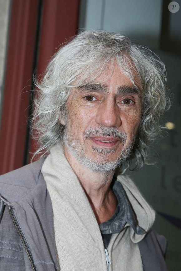 avec leur garçon qui suit les cours du CNED.

Exclusif - Louis Bertignac arrive à l'enregistrement de l'emission 'Tous en coeur'  au profit de SOS villages d'enfants au Theatre du Chatelet à Paris, France le 13 Septembre 2013.