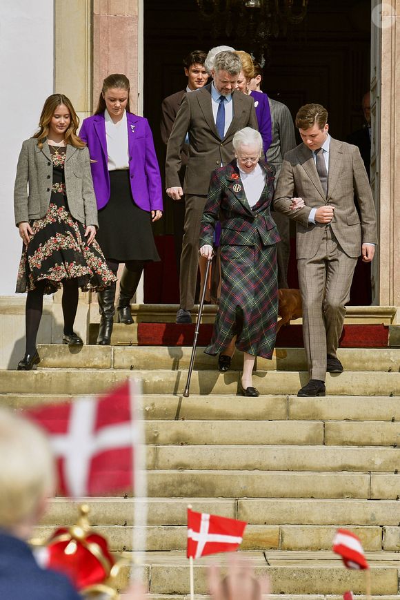 La reine Margrethe et la famille royale du Danemark lors du concert du Royal Life Guards Band dans la cour du palais Courtyard à Fredensborg le 16 avril 2025 pour les 85 ans de la reine  Backgrid USA / Bestimage