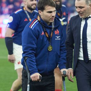 Qui va payer le salaire d’Antoine Dupont pendant sa blessure ?

Antoine Dupont avec ses béquilles - La France domine l'Ecosse et remporte le Tournoi des 6 Nations au Stade de France à Saint-Denis, Seine Saint-Denis, France. © Cyril Moreau/Bestimage