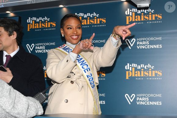Angélique Angarni Filopon, Miss France 2025, présente à l'Hippodrome de Paris-Vincennes pour remettre le Prix de France au vainqueur, le 26 janvier 2025 à Vincennes, en France. 26/01/2025 – Paris, France.