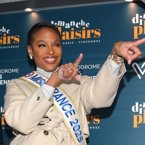 Angélique Angarni Filopon, Miss France 2025, présente à l'Hippodrome de Paris-Vincennes pour remettre le Prix de France au vainqueur, le 26 janvier 2025 à Vincennes, en France. 26/01/2025 – Paris, France.