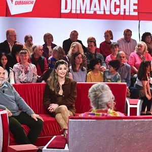 Exclusif - Gérard Jugnot, la chanteuse Vernis rouge ( Manon Debs ), Michel Drucker - Enregistrement de l'émission Vivement dimanche consacrée à l'équipe du Splendid au studio Rive Gauche, presentée par Michel Drucker . Diffusion sur France 3 le  23/02/2025. présentée par M.Drucker, diffusée le 23 février 2025 sur France 3. 
© Guillaume Gaffiot / Bestimage