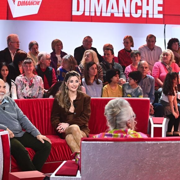 Exclusif - Gérard Jugnot, la chanteuse Vernis rouge ( Manon Debs ), Michel Drucker - Enregistrement de l'émission Vivement dimanche consacrée à l'équipe du Splendid au studio Rive Gauche, presentée par Michel Drucker . Diffusion sur France 3 le  23/02/2025. présentée par M.Drucker, diffusée le 23 février 2025 sur France 3. 
© Guillaume Gaffiot / Bestimage