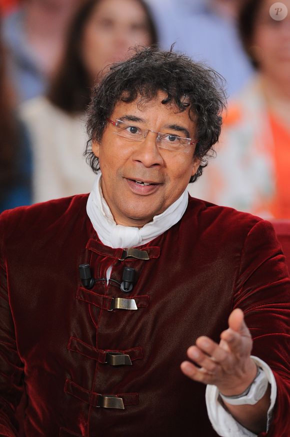 Malgré cette activité soutenue, le chanteur reste marqué par une lourde opération subie en 2022 pour une arthrose cervicale qui atteignait la moelle épinière, une zone sensible dont les séquelles se manifestent encore aujourd’hui par des douleurs persistantes et une perte de sensibilité au bout des doigts. 

Laurent Voulzy - Enregistrement de l'émission « Vivement dimanche ! » . © Guillaume Gaffiot /Bestimage