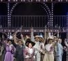 L'histoire de cette entremetteuse new-yorkaise débordante d'énergie, qui décide de se trouver un mari, est portée par une mise en scène somptueuse et des costumes chatoyants.
"Hello Dolly" au Lido 2 Paris, jusqu'au 4 février 2025.