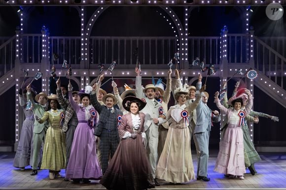 L'histoire de cette entremetteuse new-yorkaise débordante d'énergie, qui décide de se trouver un mari, est portée par une mise en scène somptueuse et des costumes chatoyants.
"Hello Dolly" au Lido 2 Paris, jusqu'au 4 février 2025.