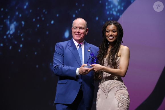 Le prince Albert II de Monaco et Jaz Sinclair ( meilleur espoir international) - Cérémonie d'ouverture du 64ème Festival de Télévision de Monte Carlo au Grimaldi Forum de Monaco le 13 juin 2025. © Denis Guignebourg / Bestimage