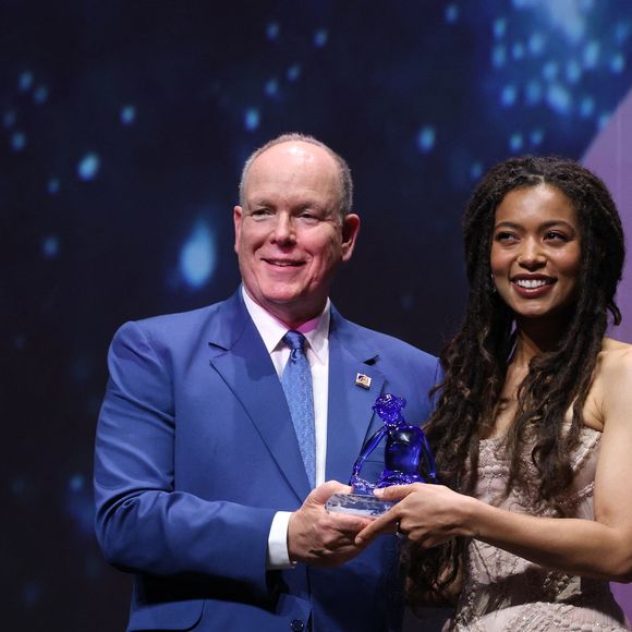 Le prince Albert II de Monaco et Jaz Sinclair ( meilleur espoir international) - Cérémonie d'ouverture du 64ème Festival de Télévision de Monte Carlo au Grimaldi Forum de Monaco le 13 juin 2025. © Denis Guignebourg / Bestimage