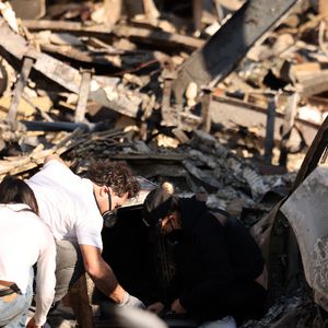 Les incendies avaient détruit sa maison, un lieu chargé de souvenirs après la mort de Johnny Hallyday.

Laeticia Hallyday récupère quelques bijoux calcinés et le téléphone de Johnny dans son coffre qui n'a pas résister aux flammes avec Joy et un ami à Los Angeles, Californie, Etats-Unis, le 18 janvier 2025
©Agence / Bestimage