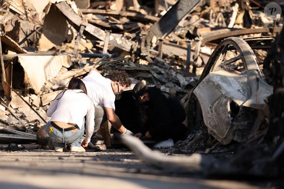 Les incendies avaient détruit sa maison, un lieu chargé de souvenirs après la mort de Johnny Hallyday.

Laeticia Hallyday récupère quelques bijoux calcinés et le téléphone de Johnny dans son coffre qui n'a pas résister aux flammes avec Joy et un ami à Los Angeles, Californie, Etats-Unis, le 18 janvier 2025
©Agence / Bestimage