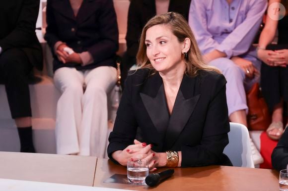 Exclusif - Julie Gayet - Plateau de l'émission "C à vous" lors du 78ème Festival International du Film de Cannes le 19 mai 2025. © Jack Tribeca / Bestimage