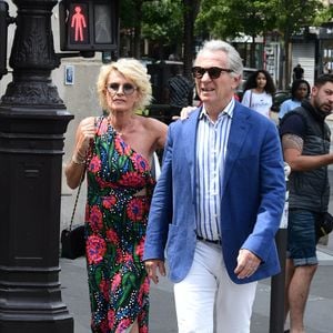 Sophie Davant et son compagnon William Leymergie - Mariage de Claude Lelouch à la mairie du 18ème à Paris. Le 17 juin 2023