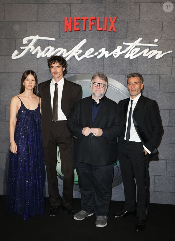 Mia Goth, Jacob Elordi, Guillermo del Toro et Oscar Isaac au photocall de l'avant-première Netflix du film "Frankenstein" au cinéma le Grand Rex à Paris, France, le 10 octobre 2025. © Coadic Guirec/Bestimage